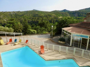 Spacieuse villa au calme avec grande piscine.